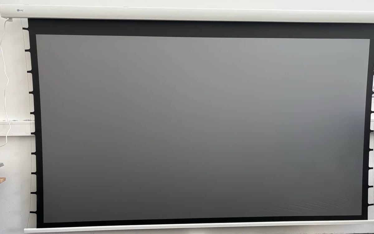 B-Ware DELUXX Cinema Electric Tension Screen Darkvision Motorleinwand 135 Zoll bei unserer Prüfung