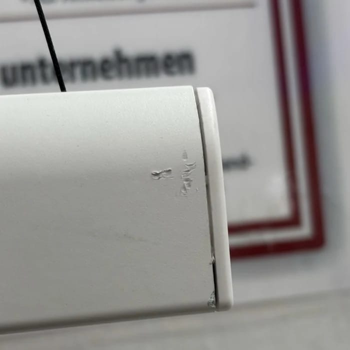 Kratzer am rechten Ende der Abschlussleiste