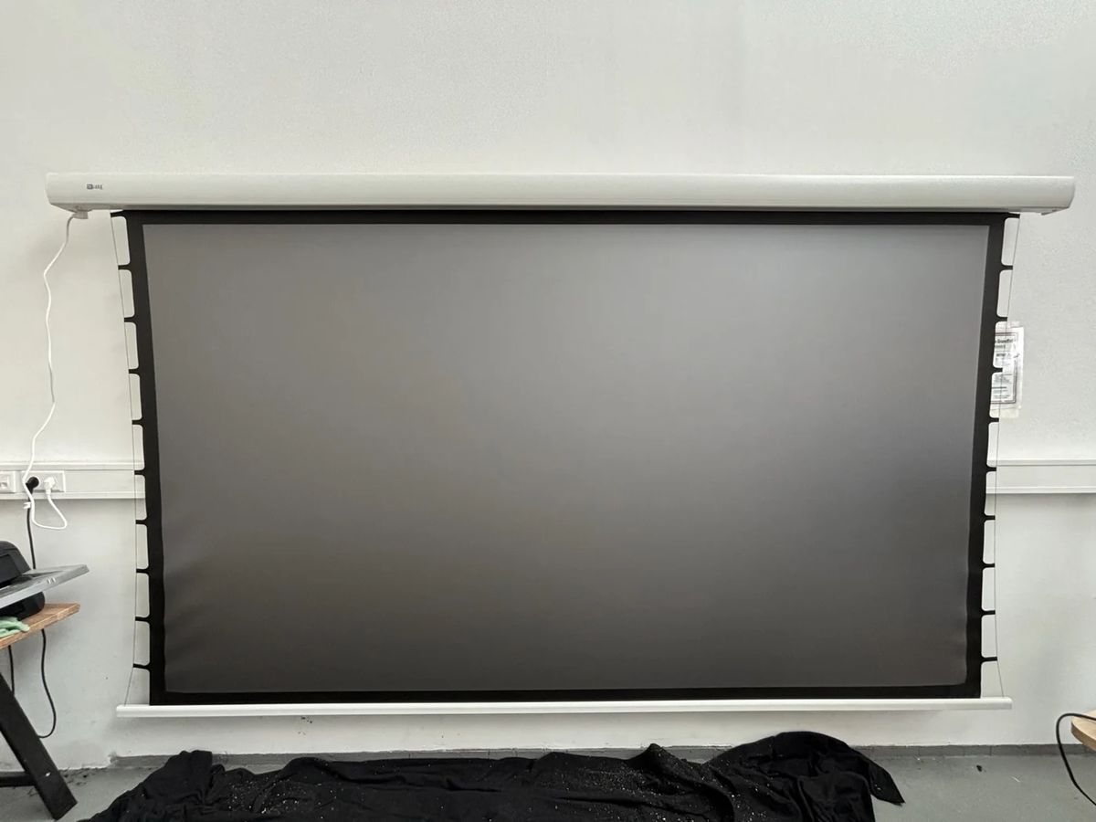 B-Ware DELUXX Cinema Electric Tension Screen Darkvision Motorleinwand 135 Zoll bei unserer Prüfung