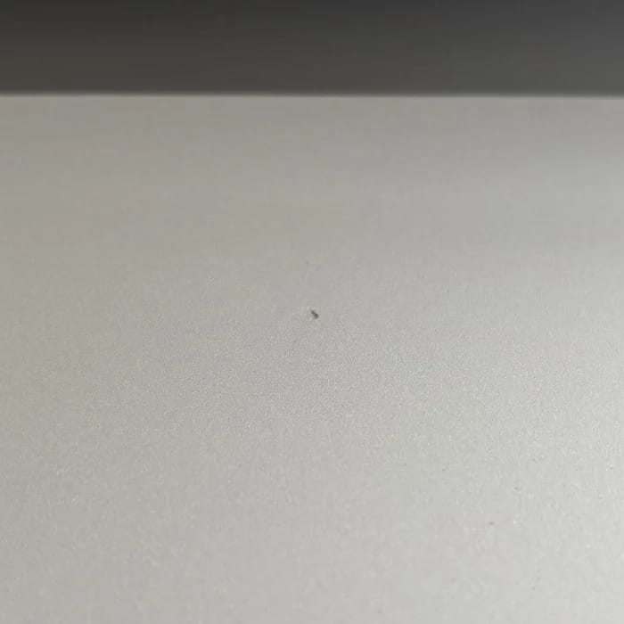 Kleiner dunkler Fleck im oberen Bereich des Tuchs