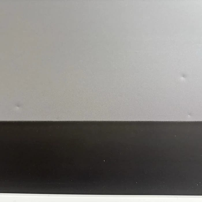 Kleine Dellen am unteren Rand der Bildfläche