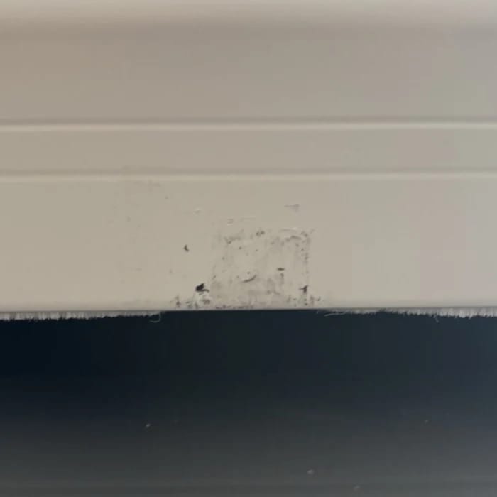 Fleck mit abgeriebener Farbe an der Unterkante des Gehäuses