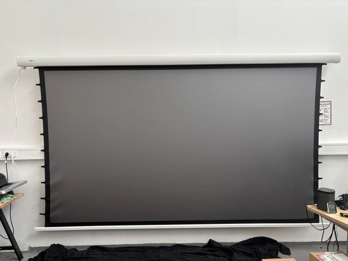 B-Ware DELUXX Cinema Electric Tension Screen Darkvision Motorleinwand 135 Zoll bei unserer Prüfung