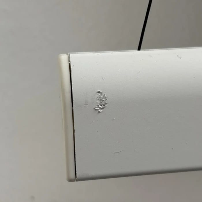 Kratzer am linken Ende der Abschlussleiste