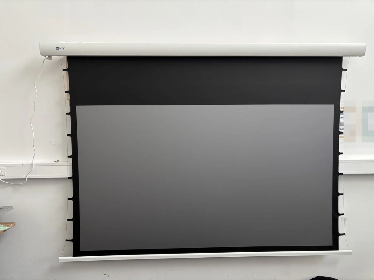B-Ware DELUXX Cinema Electric Tension Screen Darkvision Motorleinwand 120 Zoll bei unserer Prüfung