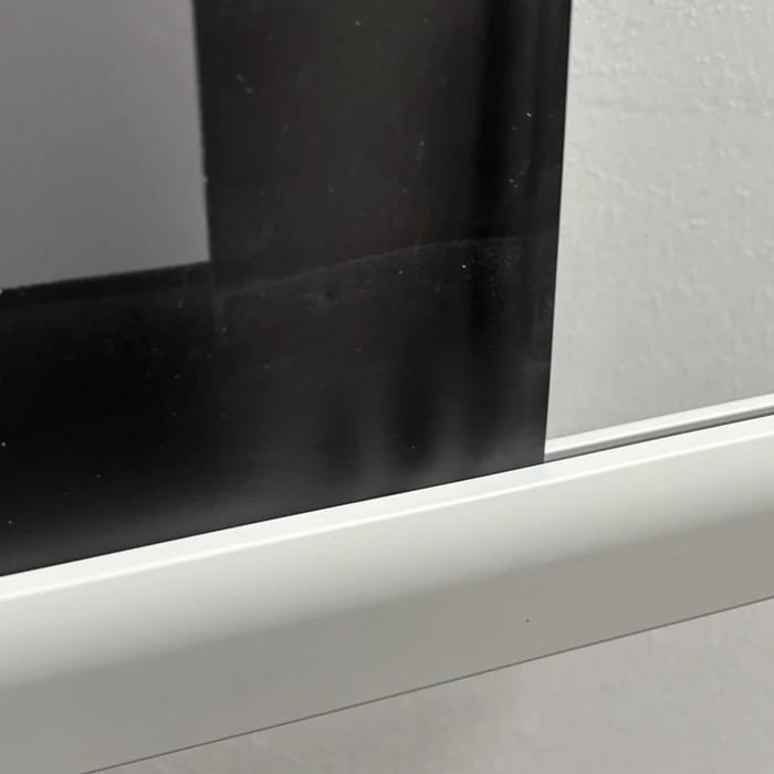 Kleine Wellen im schwarzen Rand in der unteren Ecke, direkt über der Abschlussleiste