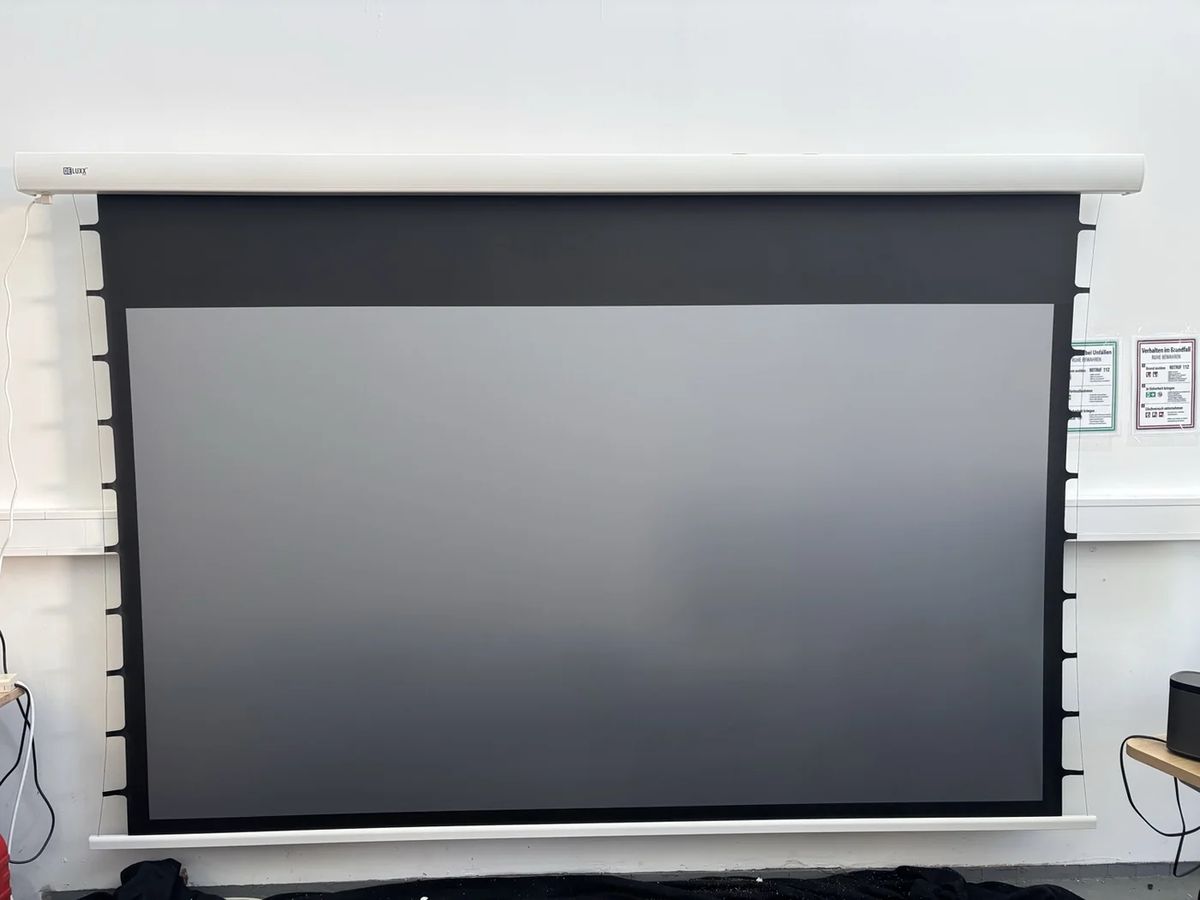 B-Ware DELUXX Cinema Electric Tension Screen Darkvision Motorleinwand 120 Zoll bei unserer Prüfung