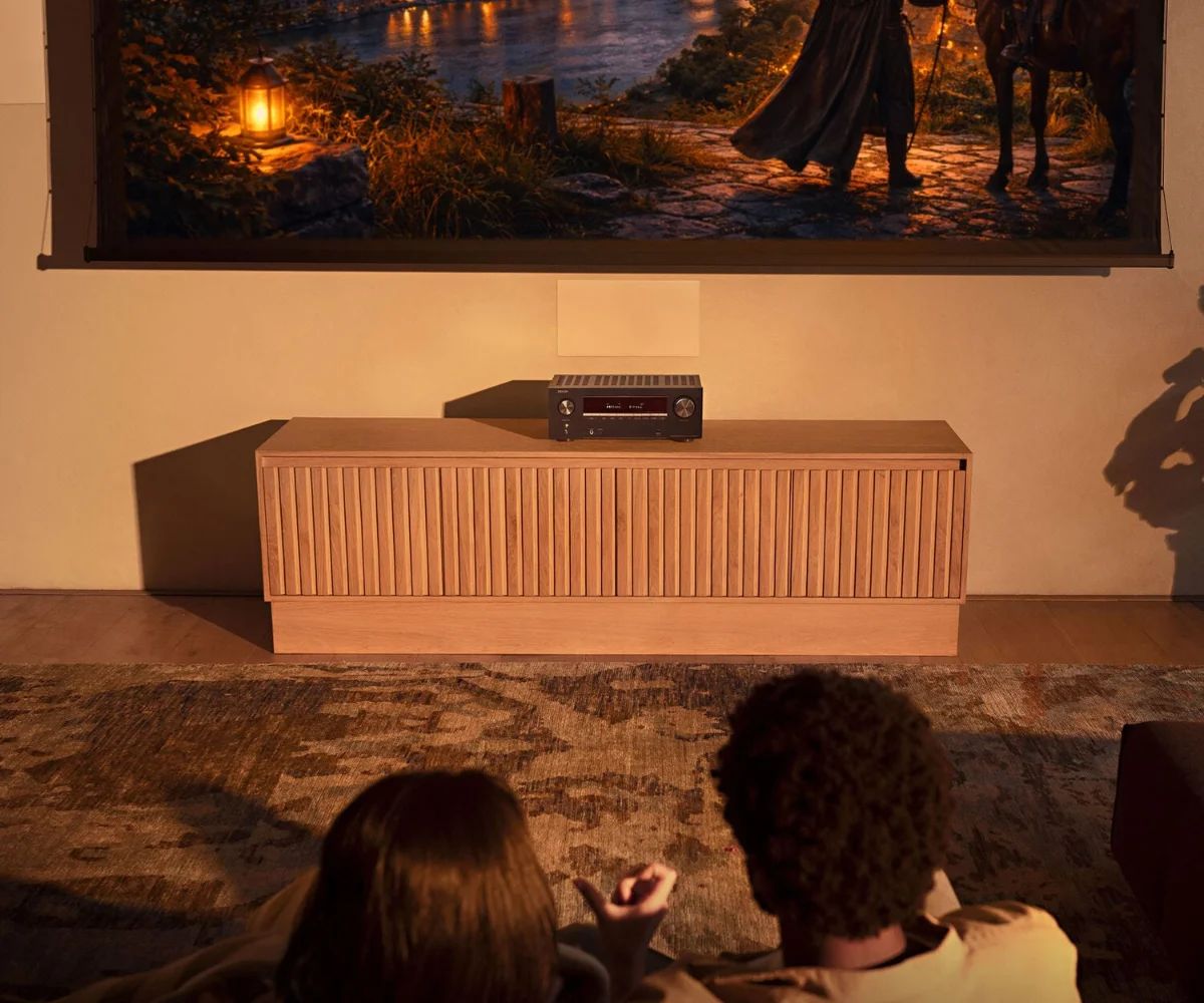 Paar vor der Leinwand im abgedunkelten Heimkino