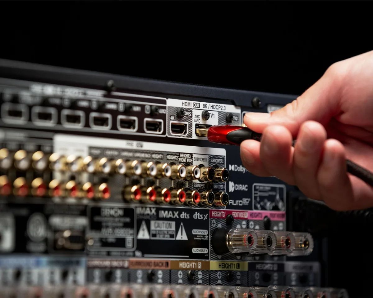 Kabel werden an der Rückseite des Denon AVC-X6800H angeschlossen