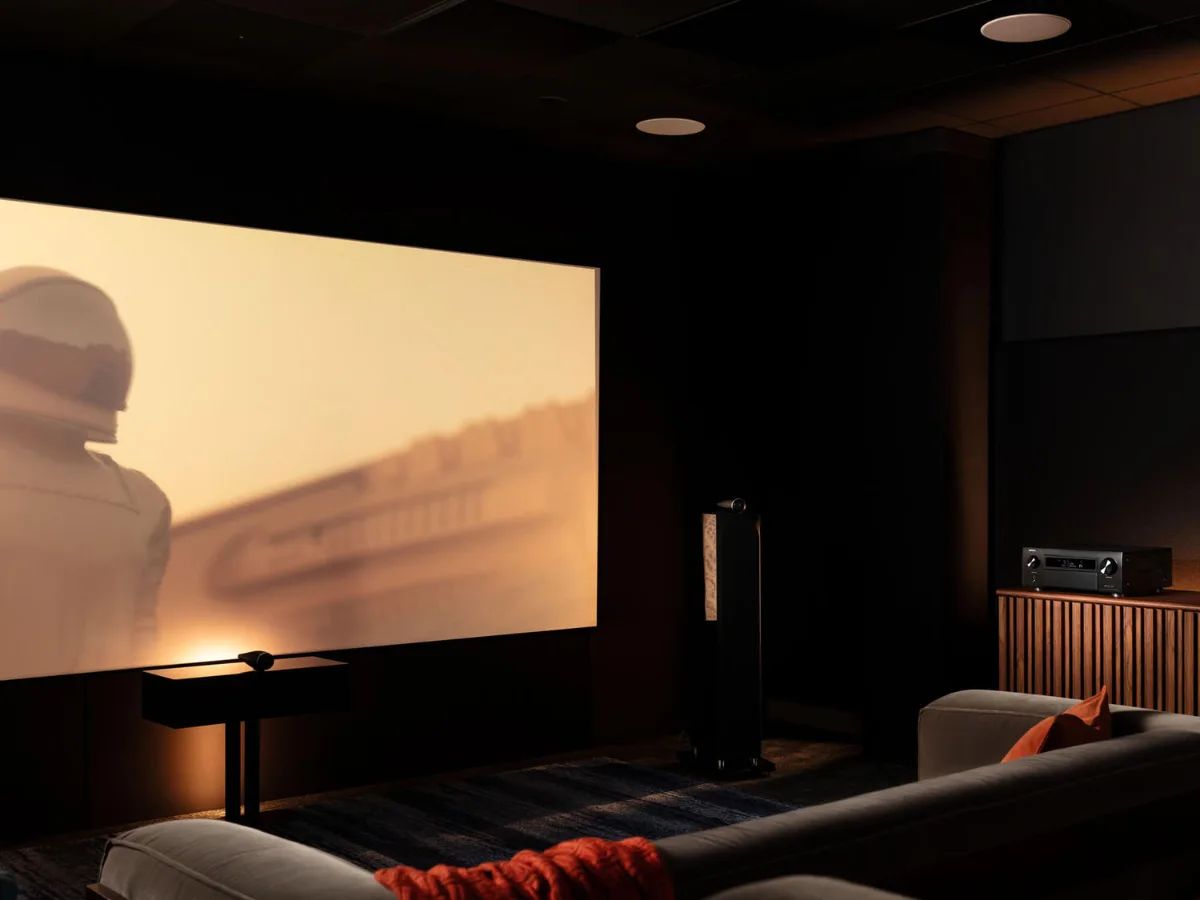 Heimkino mit Leinwand und Denon AVC-X6800H auf dem Sideboard