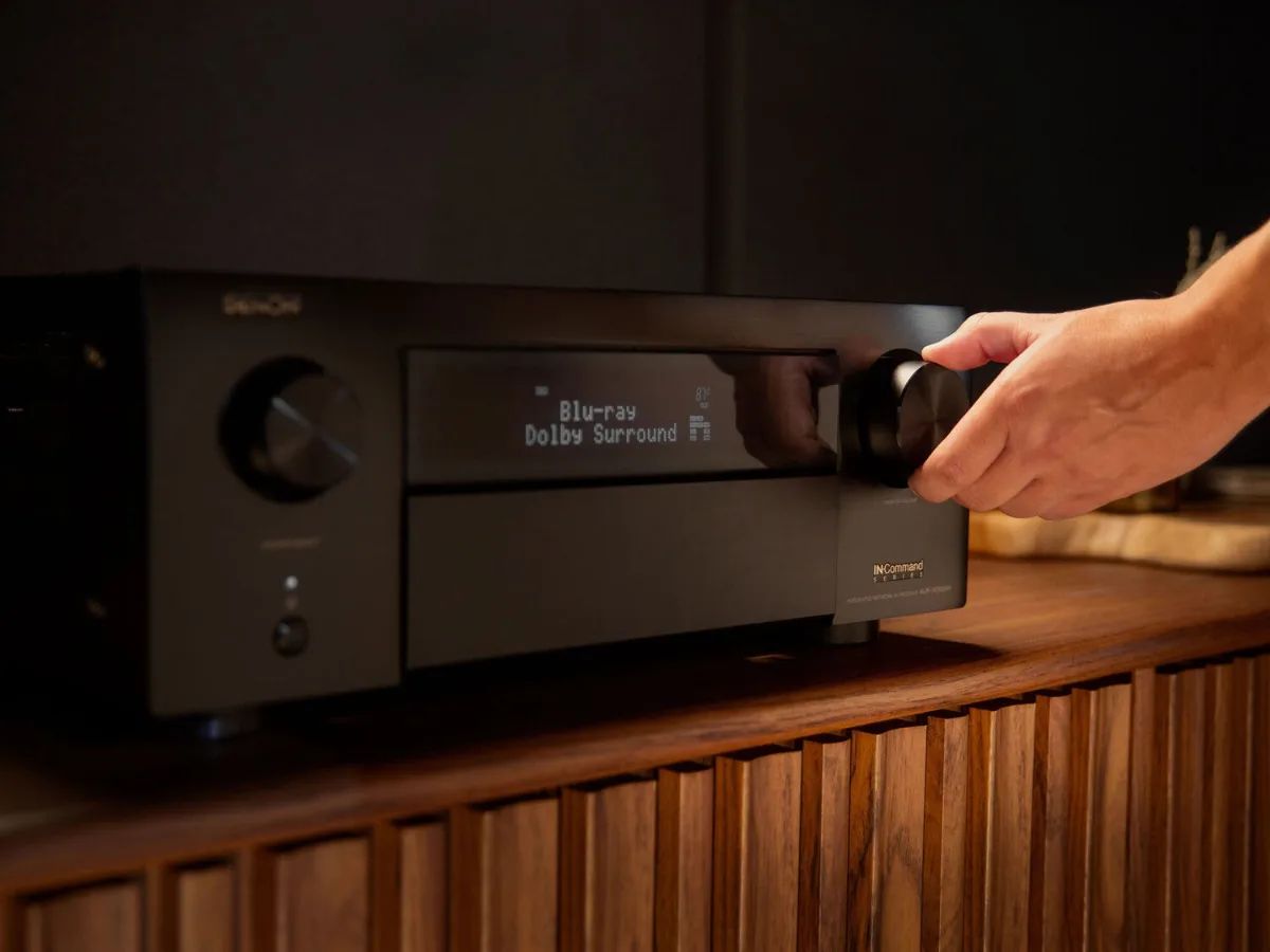 Hand am Lautstärkeregler des Denon AVC-X6800H