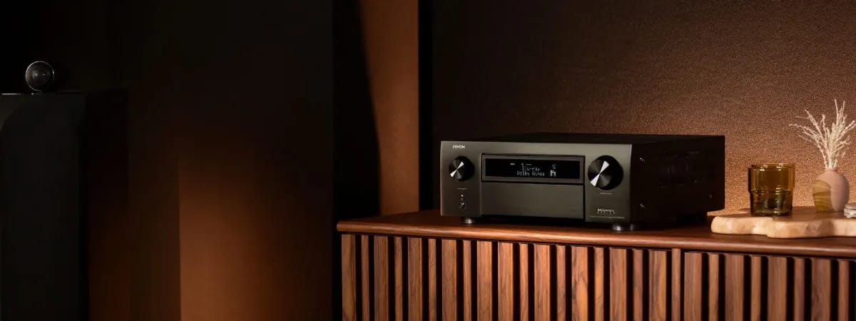 Denon AVC-X6800H auf einem Sideboard im Wohnraum