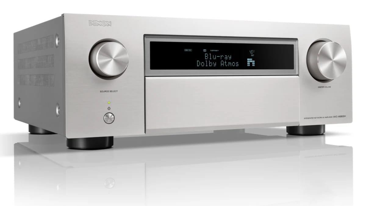 Denon AVC-X6800H in Silber, schräg von vorn