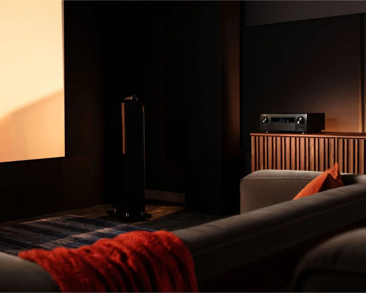 Wohnzimmer mit großem Bild und Denon AVC-X6800H