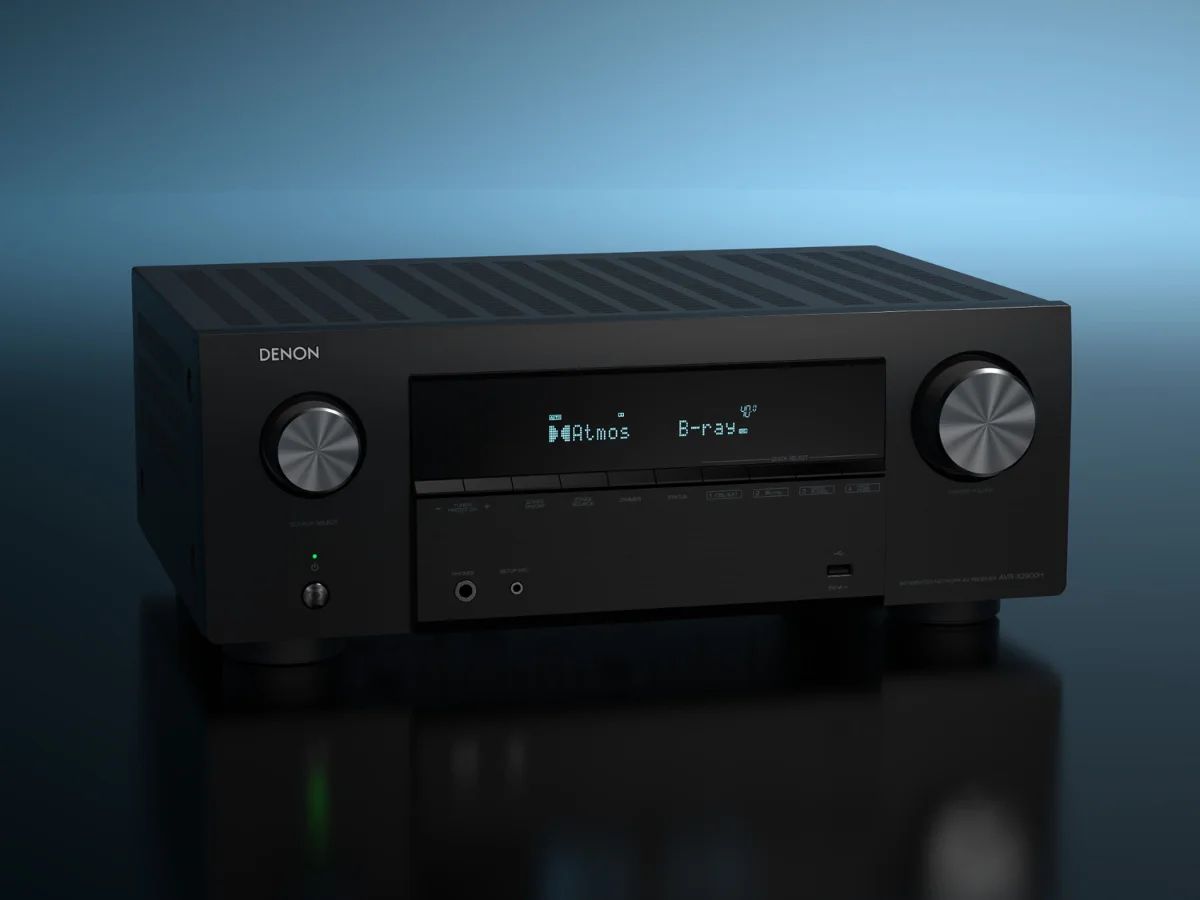 AV-Receiver schräg von vorn vor dunklem Hintergrund