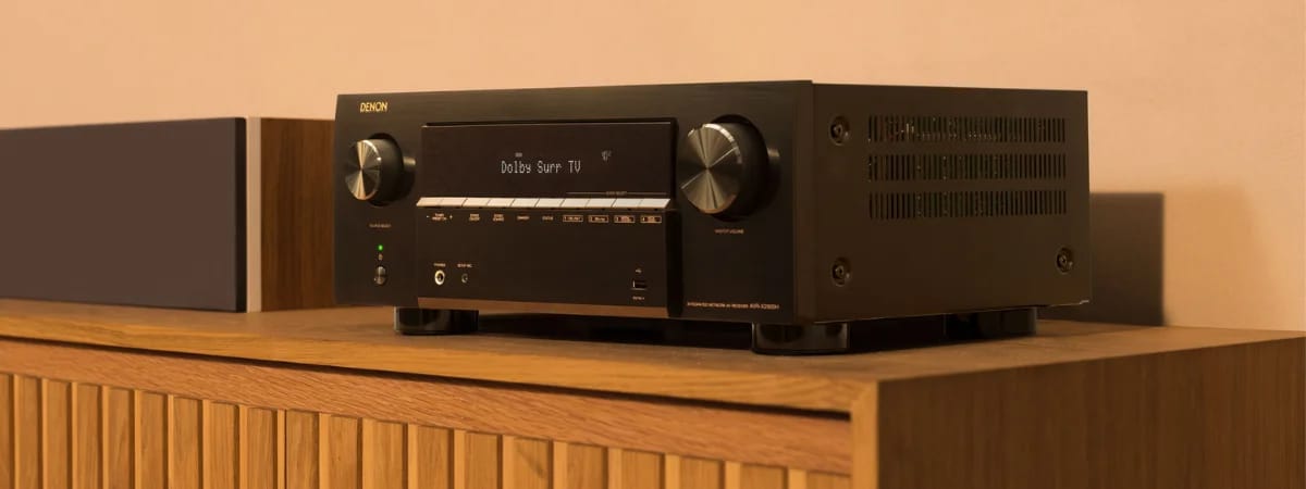 AV-Receiver auf einem Holz-Sideboard