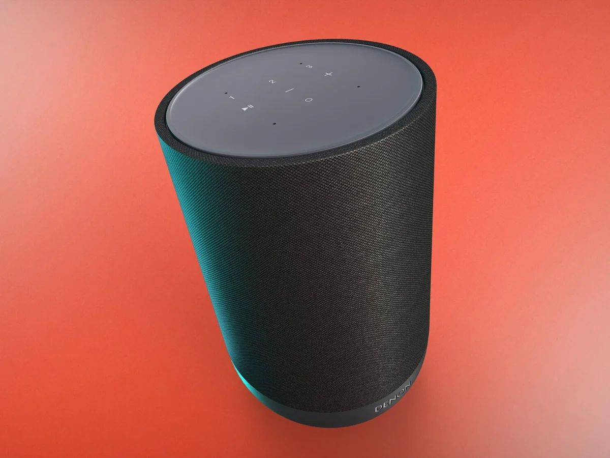 Denon Home 200 in Anthrazit schräg von oben vor rotem Hintergrund