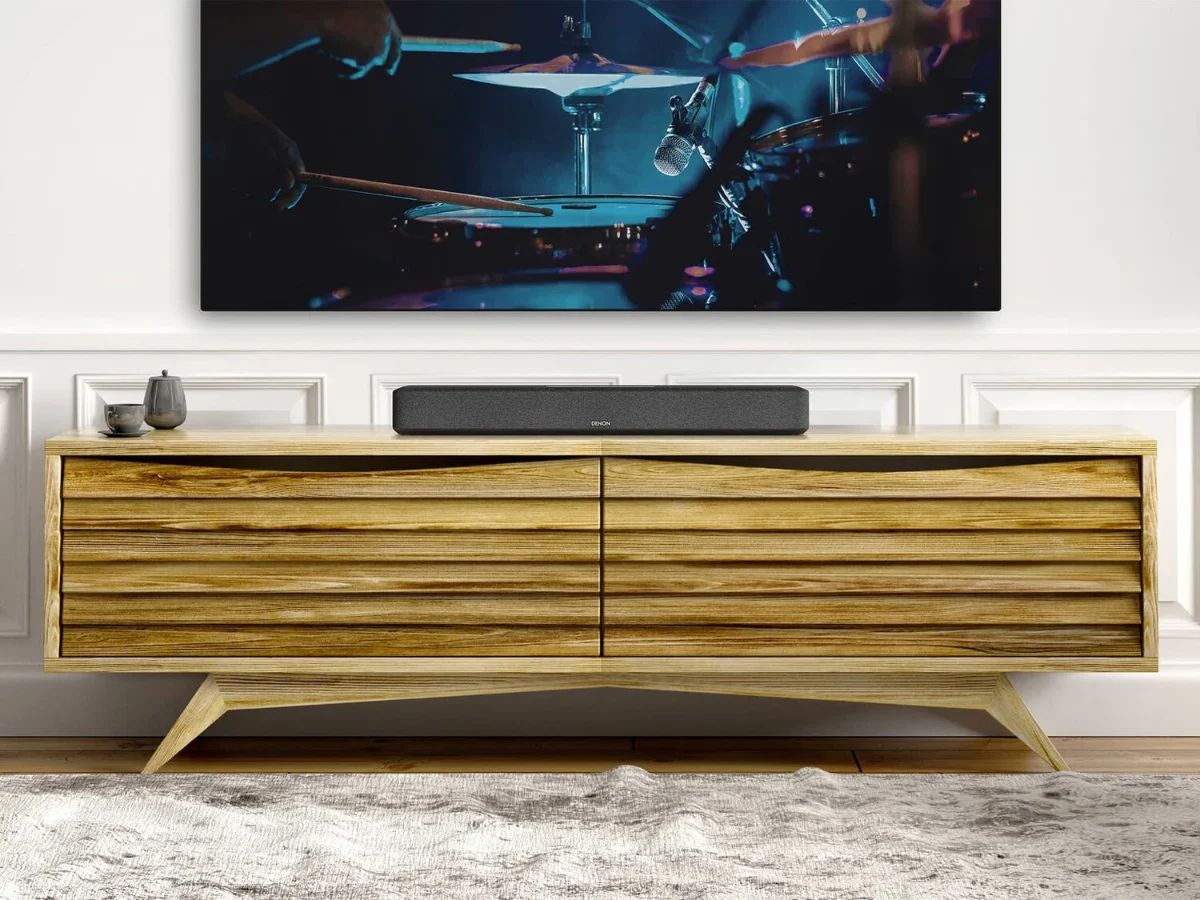 Soundbar unter dem Fernseher auf einem Holzsideboard