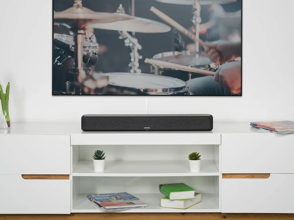 Soundbar unter dem Fernseher auf einem weißen Regal