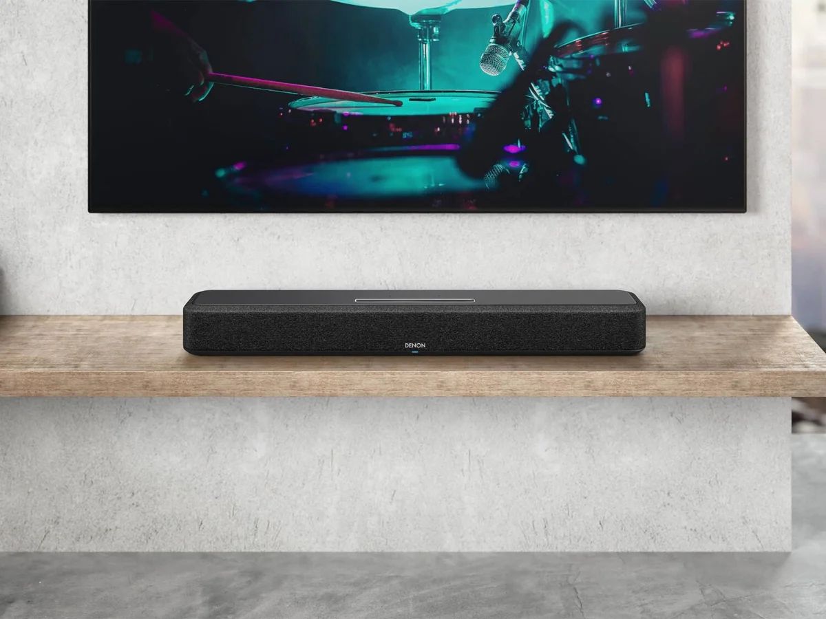 Soundbar unter dem Fernseher auf einem Wandboard