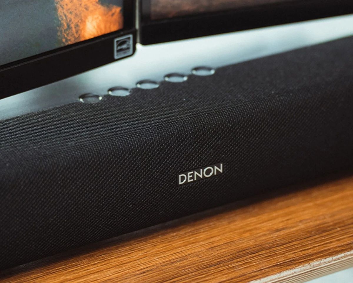 Nahaufnahme der Soundbar mit den beleuchteten Tasten auf der Oberseite