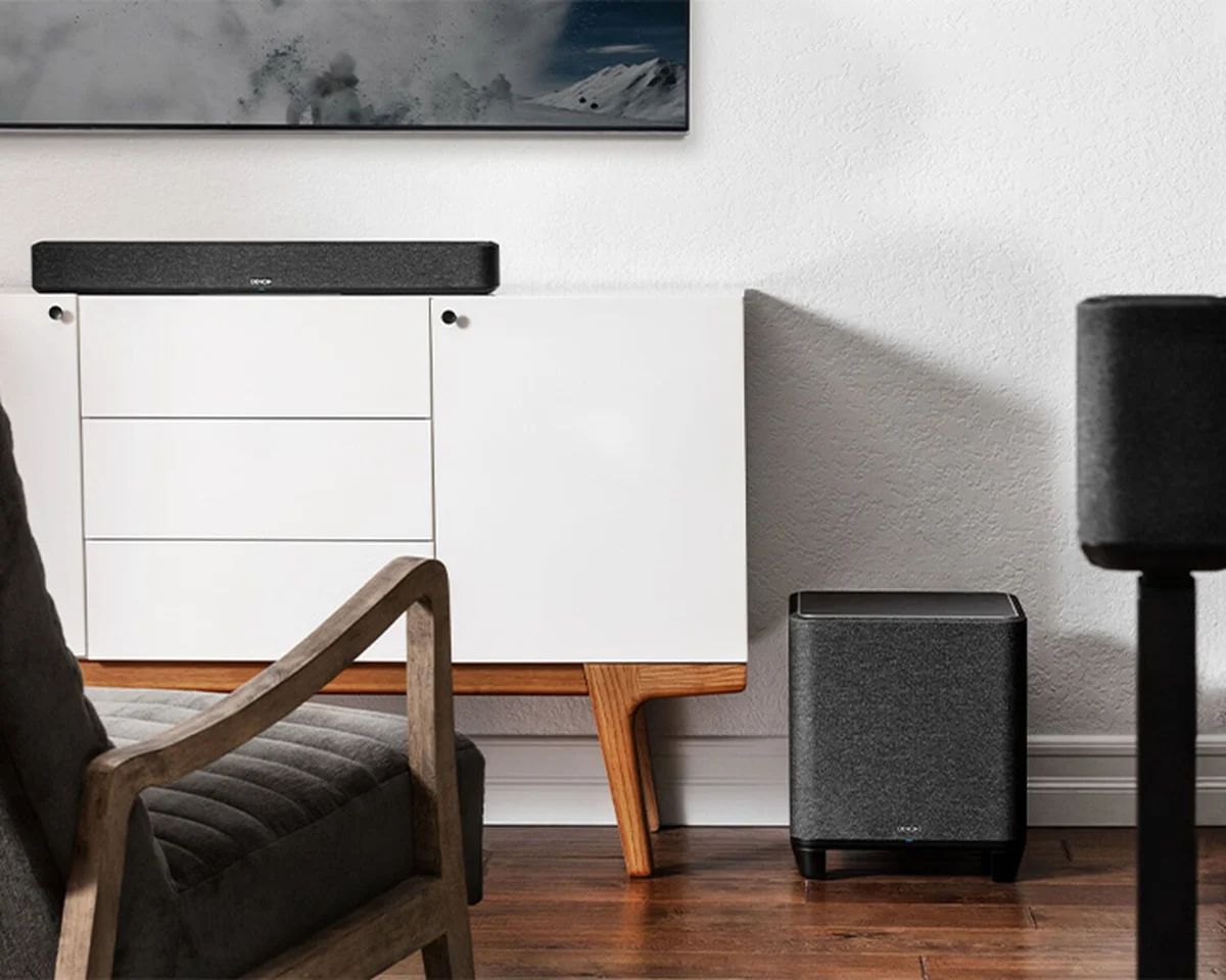 Soundbar, Subwoofer und Lautsprecher der Denon-Home-Serie im Wohnzimmer