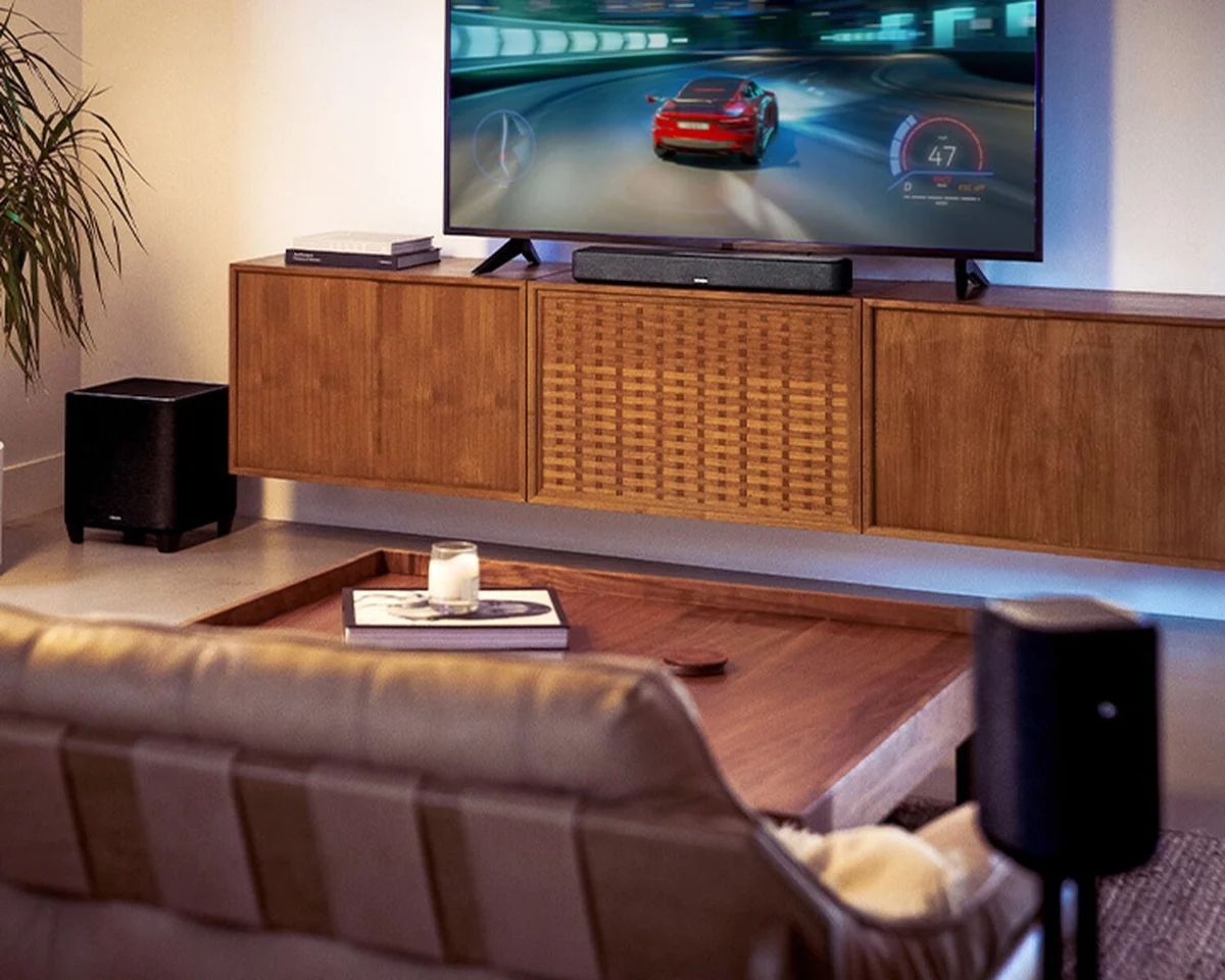 Heimkino mit Soundbar, Subwoofer und zwei Lautsprechern der Denon-Home-Serie