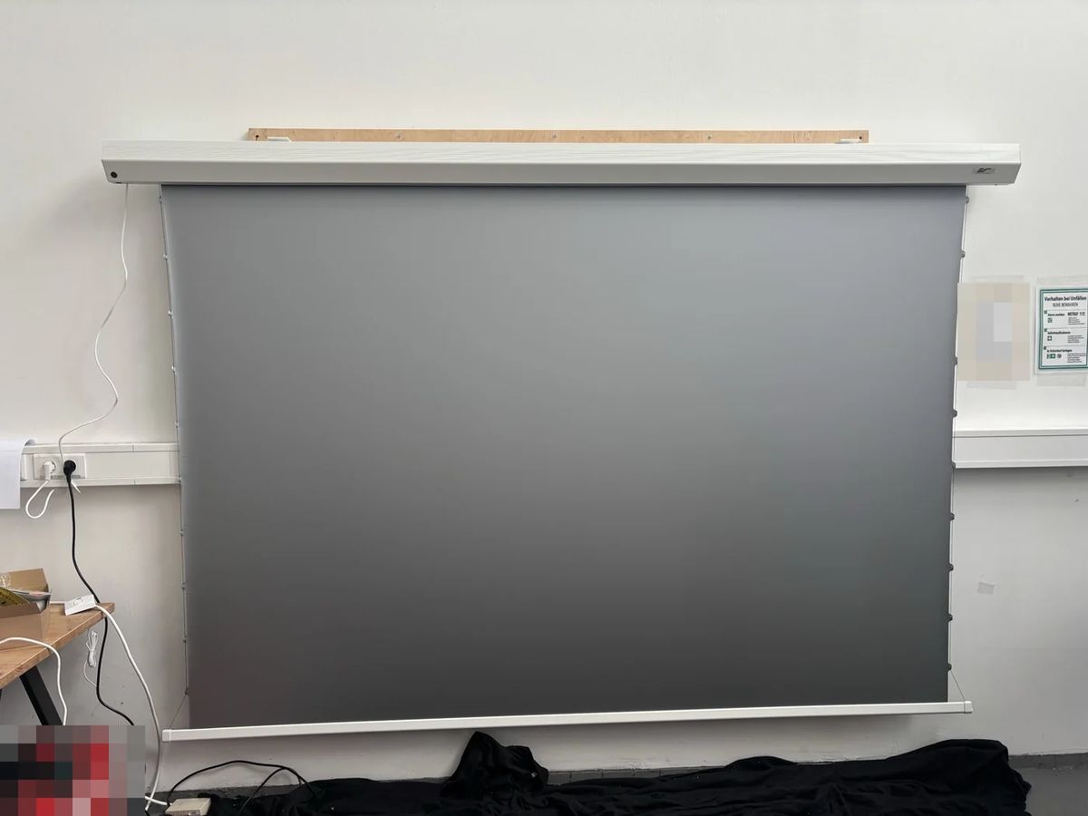 B-Ware Elite Screens DayWalker 2 Tab-Tension CineGrey 4D Motorleinwand 110 Zoll bei unserer Prüfung