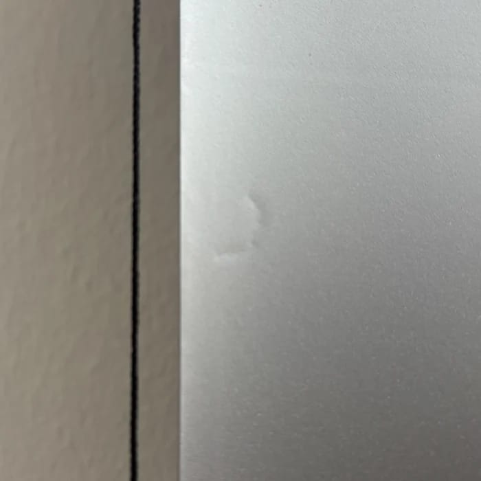 Kleine Stelle im Tuch nahe dem linken Rand