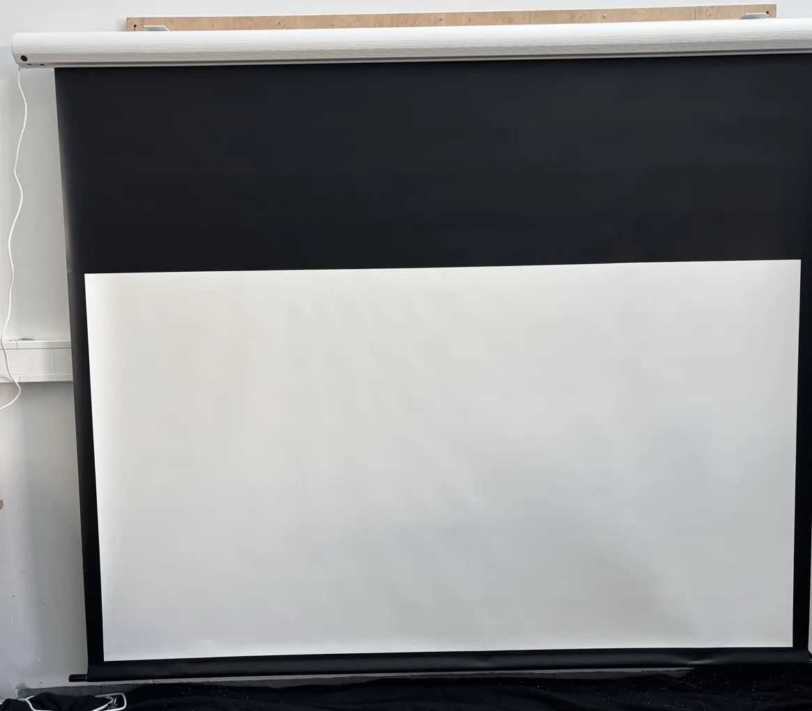 B-Ware Elite Screens Saker MaxWhite Motorleinwand 100 Zoll bei unserer Prüfung