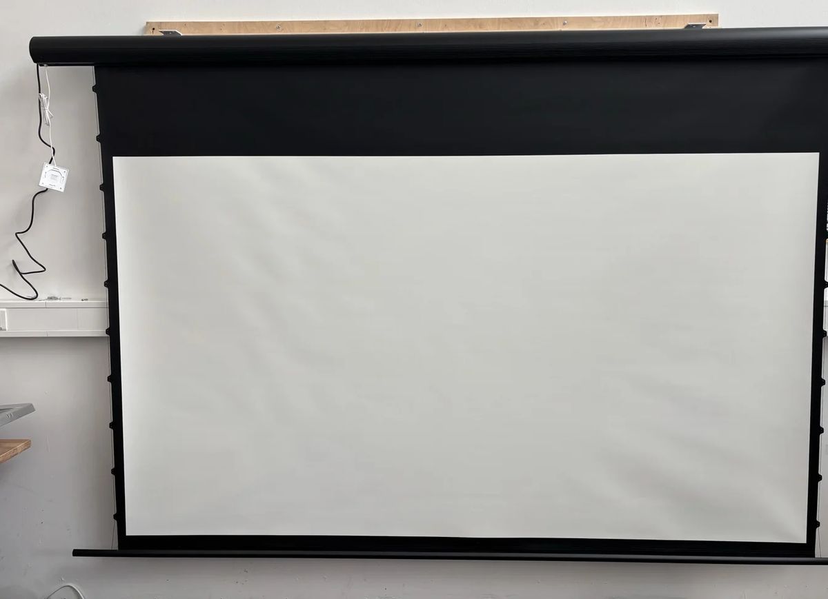 B-Ware Elite Screens Saker Tab Tension MaxWhite Motorleinwand 110 Zoll bei unserer Prüfung