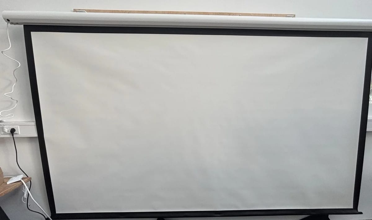 B-Ware Elite Screens Saker MaxWhite Motorleinwand 135 Zoll bei unserer Prüfung