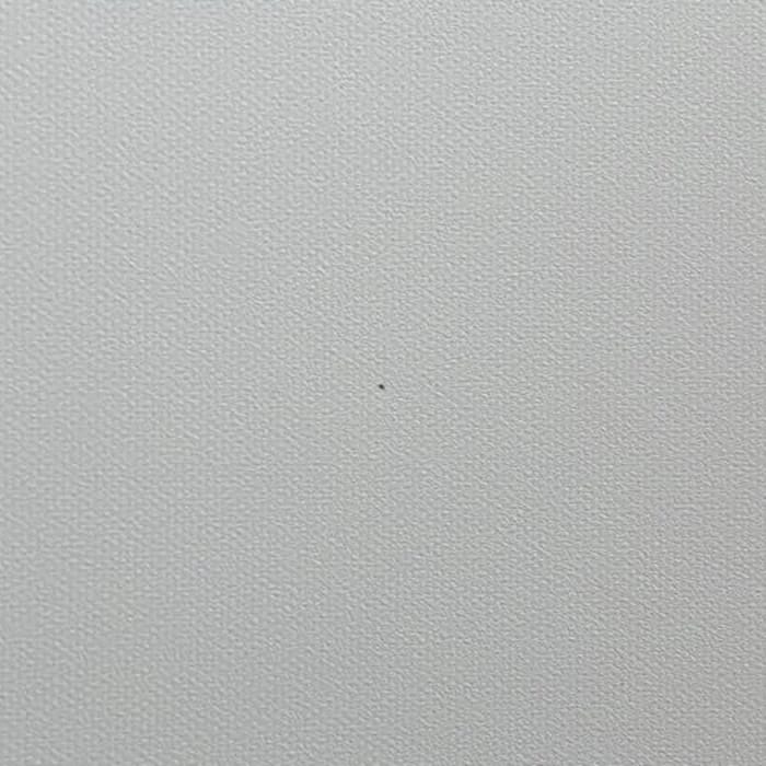 Kleiner dunkler Punkt im Tuch
