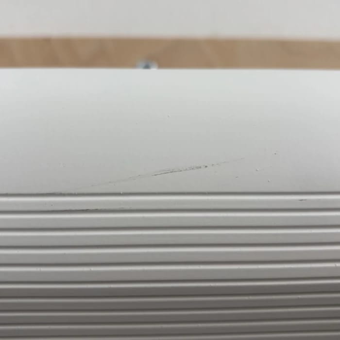 Leichter Kratzer oben auf dem Gehäuse