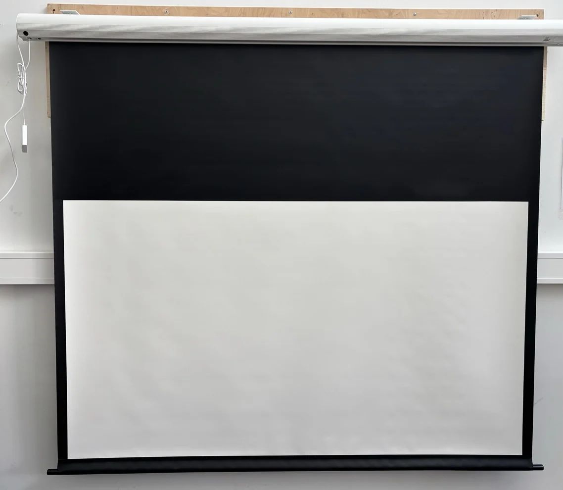 B-Ware Elite Screens Saker MaxWhite Motorleinwand 84 Zoll bei unserer Prüfung