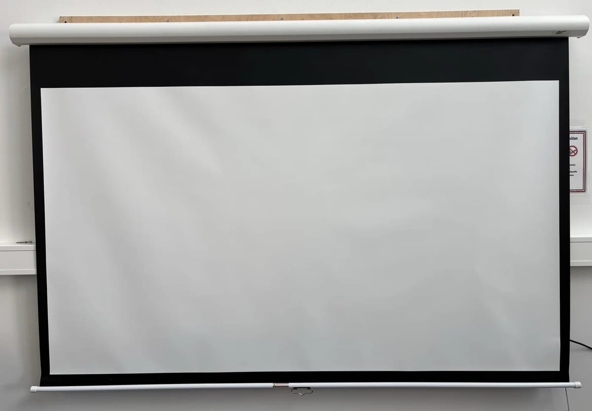 B-Ware Elite Screens Premium Motion Rolloleinwand 100 Zoll bei unserer Prüfung
