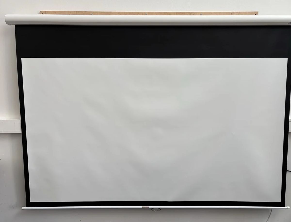 B-Ware Elite Screens Premium Motion Rolloleinwand 110 Zoll bei unserer Prüfung