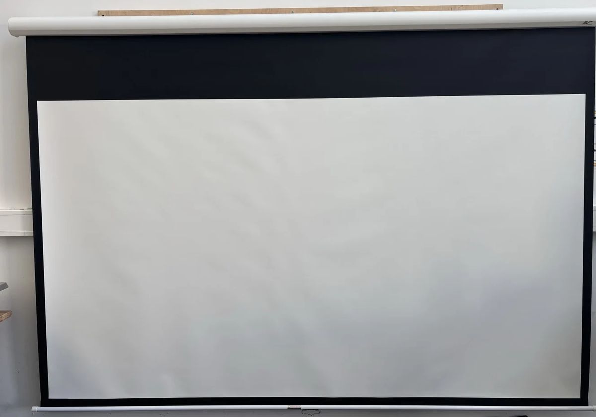 B-Ware Elite Screens Premium Motion Rolloleinwand 120 Zoll bei unserer Prüfung