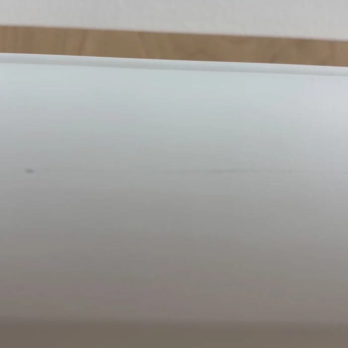 Feiner länglicher Kratzer auf der Vorderseite des Gehäuses