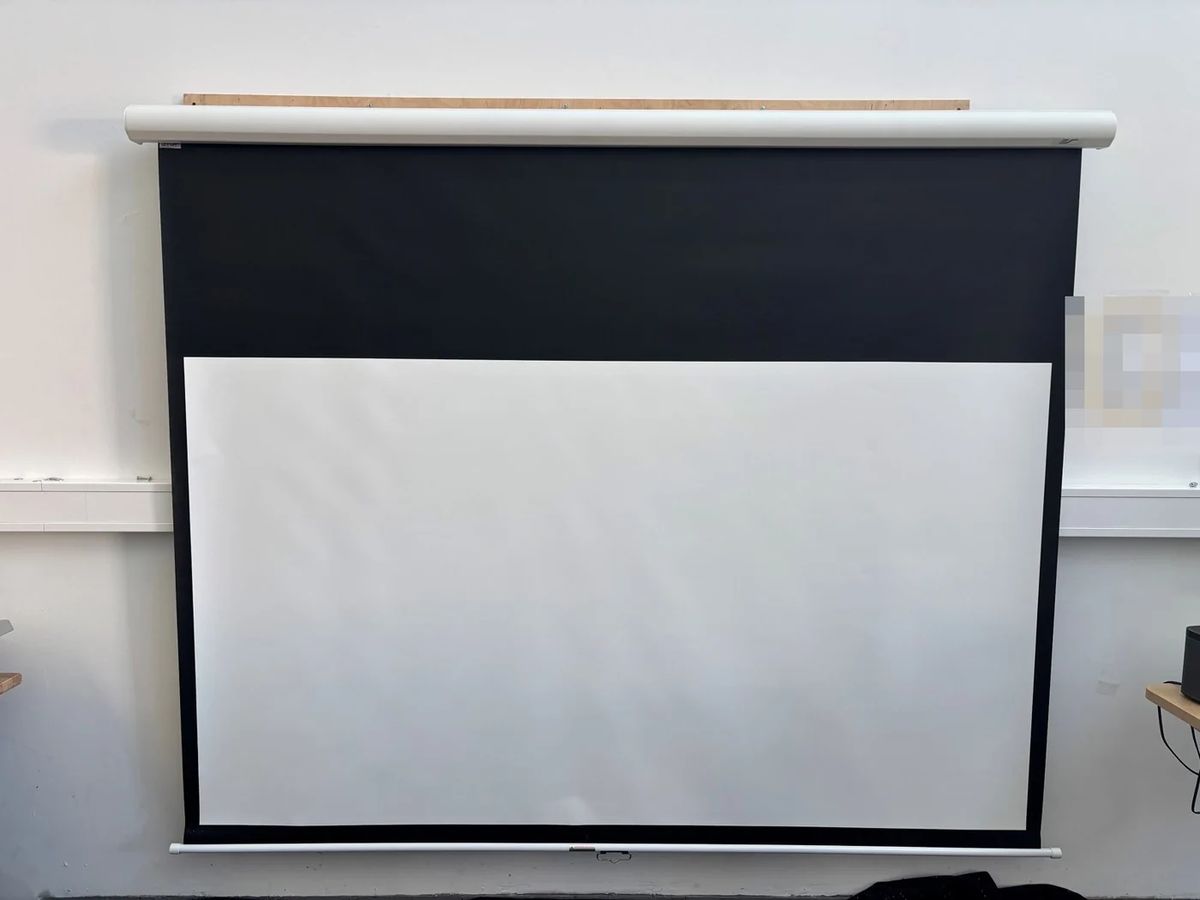 B-Ware Elite Screens Premium Motion Rolloleinwand 100 Zoll bei unserer Prüfung