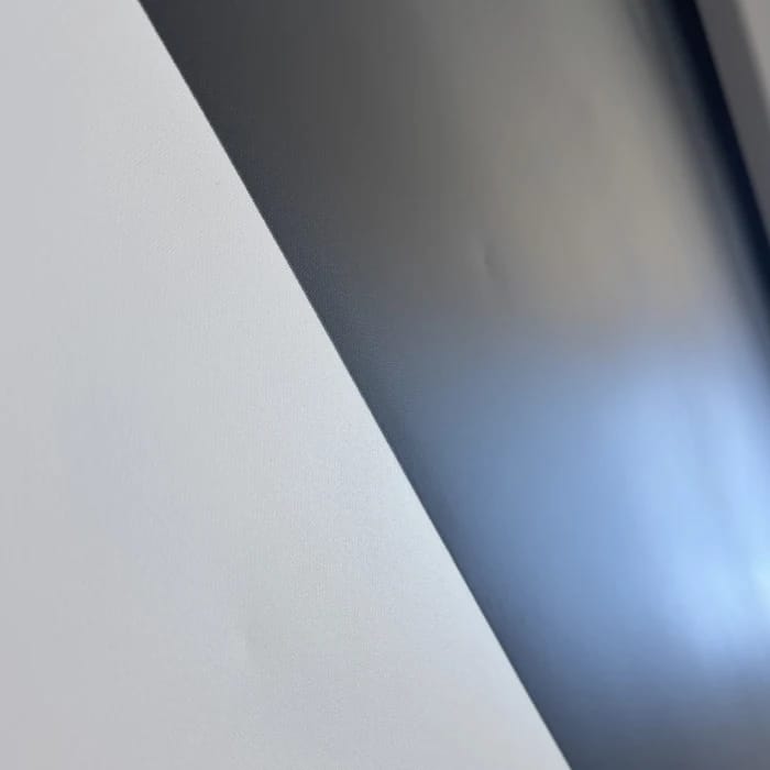 Kleine Dellen im Tuch, nur im Streiflicht zu erkennen