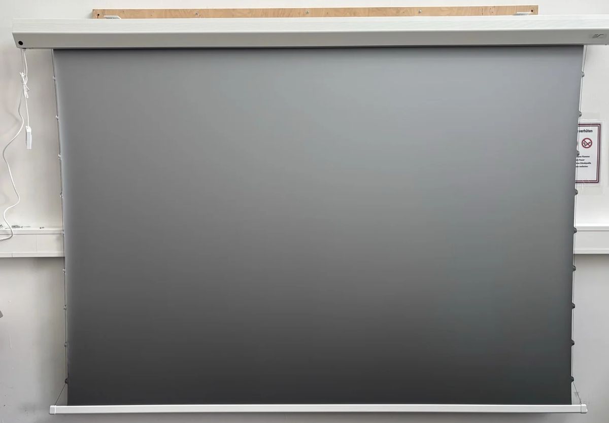 B-Ware Elite Screens DayWalker 2 Tab-Tension CineGrey 4D Motorleinwand 100 Zoll bei unserer Prüfung
