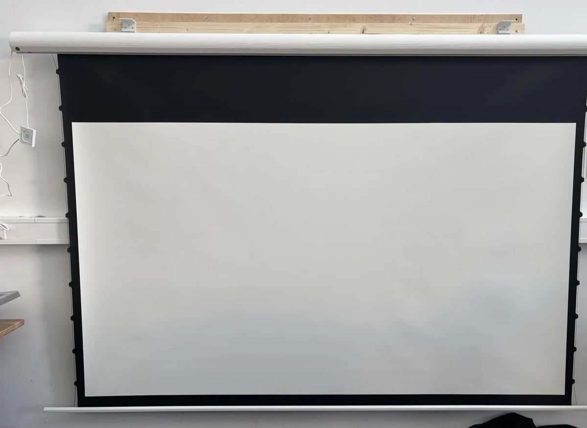 B-Ware Elite Screens Saker Tab Tension MaxWhite Motorleinwand 110 Zoll bei unserer Prüfung