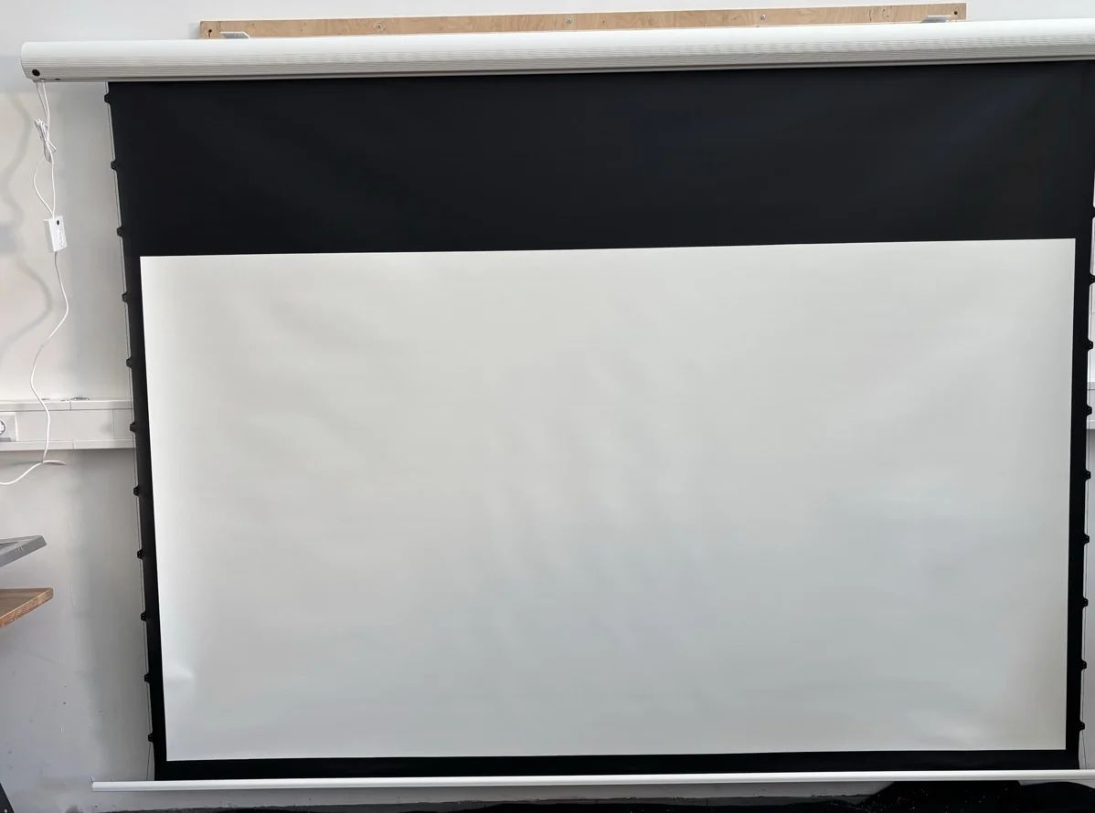 B-Ware Elite Screens Saker Tab Tension MaxWhite Motorleinwand 110 Zoll bei unserer Prüfung