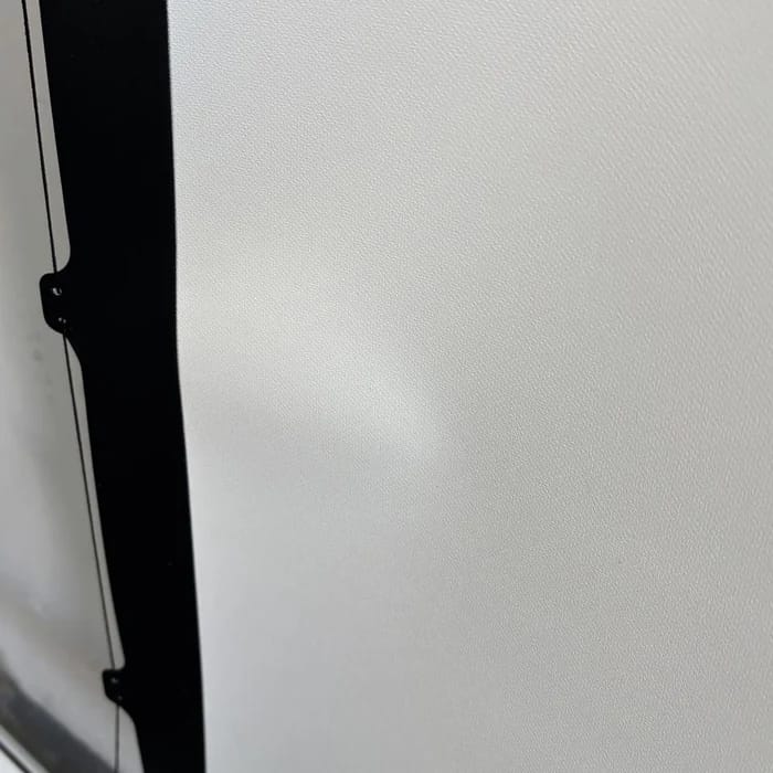 Kleine Delle im Tuch nahe dem linken Rand