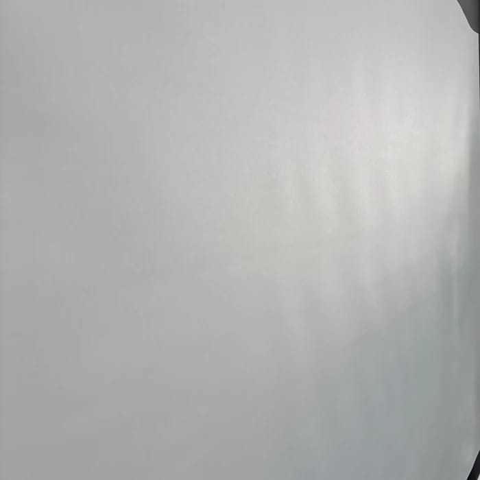 Leichte senkrechte Wellen im Tuch, im Streiflicht sichtbar
