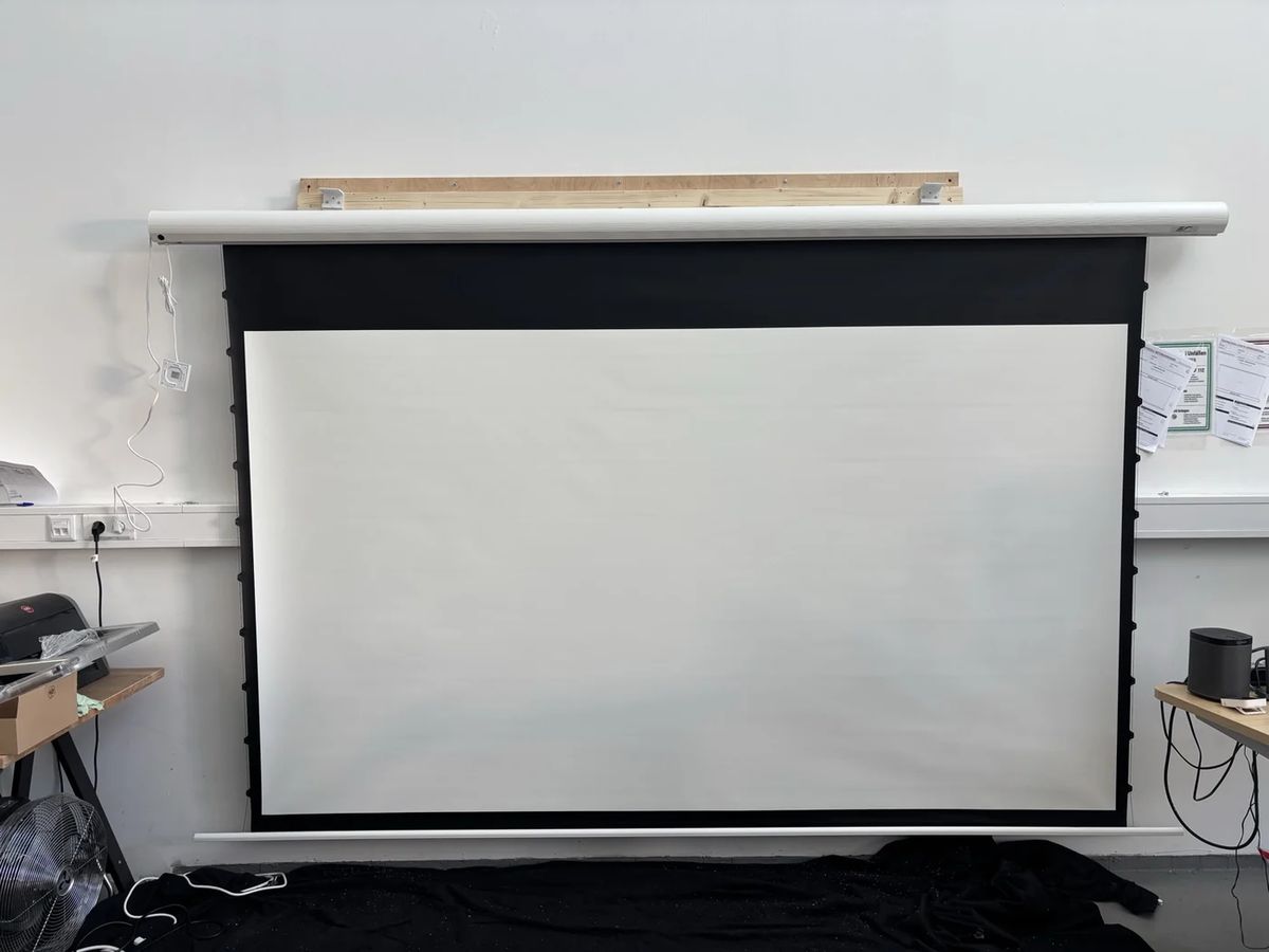 B-Ware Elite Screens Saker Tab Tension MaxWhite Motorleinwand 120 Zoll bei unserer Prüfung
