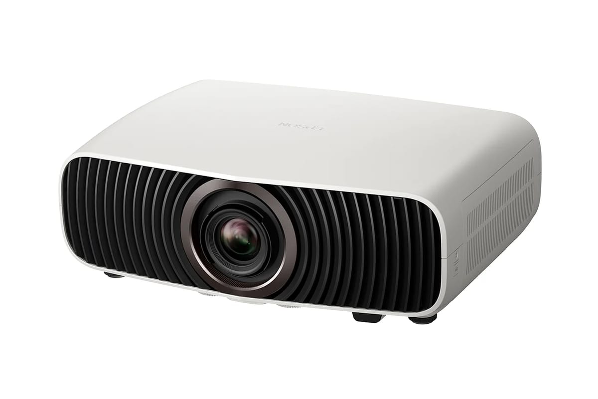 Epson EH-LS7000 4K HDR Laser Beamer von schräg vorn.