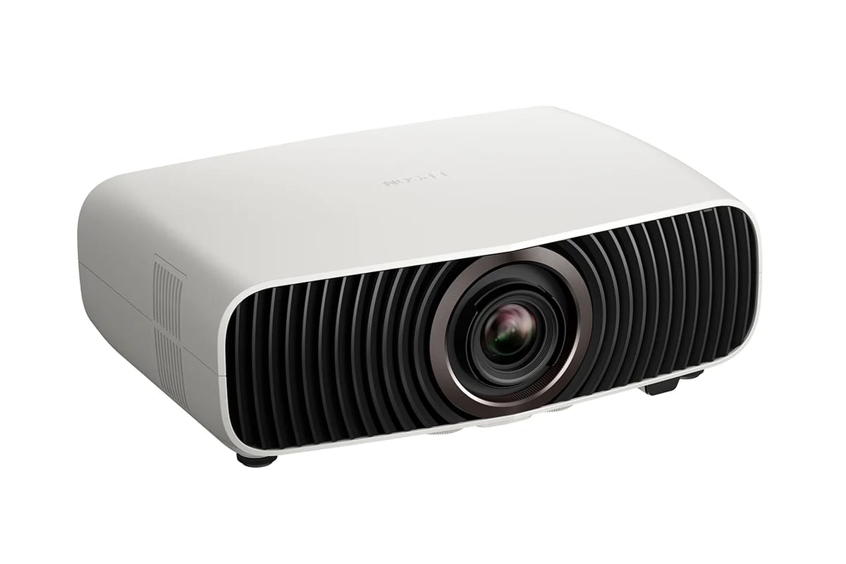Epson EH-LS7000 mit weißem Gehäuse und schwarzer Front.