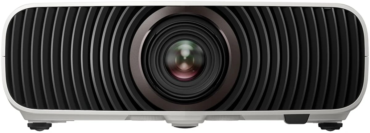 Epson Beamer von vorn mit Objektiv und schwarzem Lüftungsgitter